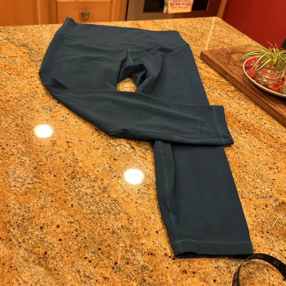 Lululemon aligns size 10 23" length - Picture 3 of 7